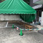 青竹手打ちラーメン 麺や 大山 - 新たに増設された待ち椅子です。