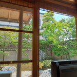 Oumigyuu Dokoro Masuzaki - 座敷から庭園が見えます。街中じゃない感じ。