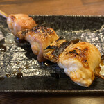 串ヤキ炭ヤ - 外はカリッと、中身はジューシー。鶏ももです。