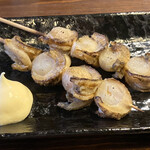 串ヤキ炭ヤ - ベビーホタテサイズ。ちょっと残念……