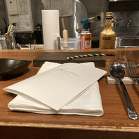 Hirovanna - カウンター席。
                    おまかせコースが始まります。