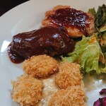 コ・ビアン - ハンバーグにソテーしたチキン、そしてこの日はホタテのフライw