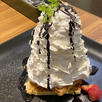 山城珈琲 × BIGTREE BURGER SHAKE - チョコふわツリー925円、生クリームが軽すぎて物足りない
            