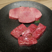 焼肉うしごろ 新宿三丁目店 - 究極の黒タン 厚切りと厳選厚切りハラミ(国産)