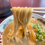 天下一品 - 【2021年06月】並（こってり）＠790円＋スープ大盛100円、合計890円、麺アップ。このスープの絡み具合がタマラナイ。