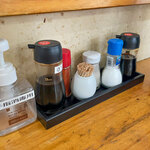 浜乃家 - 卓上の調味料。