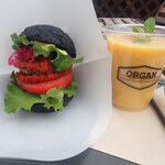 ベジバーガーと季節のスムージー