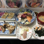 Kanno - 大漁丼、にぎり単品(はまち、えんがわ)、いわしのつみれ汁、ワカメの小鉢、ブリカマの塩焼き、太刀魚の塩焼き