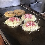 Ichikawa Okonomiyaki - 赤い牛ミンチ