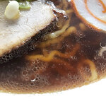 加賀屋 - スープは醤油ベースのあっさり味。シンプルですが、コク・旨味もあります。
