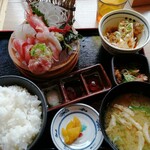目利きの銀次 - 本日の刺身定食　1050円　ご飯と味噌汁がデカ過ぎて、お刺身が小さく見えちゃう。