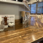 創作麺工房 鳴龍 - 仕切りの付いたカウンター