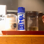 旨辛麺 かつくに - 卓上調味料は塩とすし酢