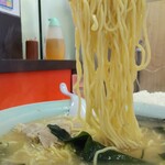 ラーメンショップ - ラーメン半ライスセット600円のラーメン麺アップ