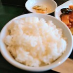 中国料理 涼兎亭 - 日替わりランチのライス︰ピンぼけ！