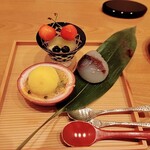 馬車道 大かわ - 赤紫蘇の葛饅頭