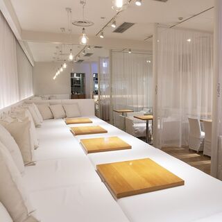 白いベット席でゆっくりと寛ぐ特別な一日を