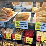 Foodtown - 惣菜売り場。ここに写っているempanadaもいくつか頂きました。