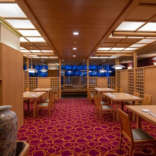 カジュアルに食事をたのしめるテーブル席。同僚やご友人とお気軽にご利用ください。
