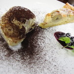 オステリア チロ - サンブーカとエスプレッソの粉を使用したティラミスとバナナのタルト