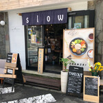 slow - お店の入口前