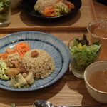 slow - 味噌汁とサラダ、飲み物付き