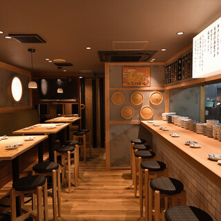 幅広く利用できるシンプルでオシャレな空間。女子会・デート◎