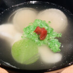 日本料理 楽心 - ③【椀】
            鯛（葛打ち）、鳴門の渦潮に見立てた大根、冬瓜の水玉、たたきオクラ、梅肉
