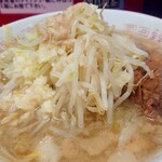 ラーメン二郎 - 小ブタ(880円)、ニンニクヤサイアブラ。