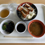 三重県桑名庁舎 食堂 - 日替り定食@480チキンソースカツ丼
味噌汁、小鉢付き