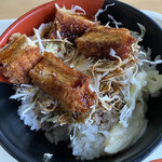 三重県桑名庁舎 食堂 - ソースをかけました、後がけスタイルです。