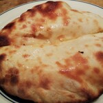 グルガオン - チーズクルチャは半割りで登場