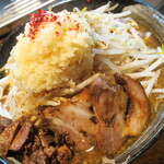 四条にぼ次朗 - 豚骨にぼ三朗＋野菜増しニンニク増し