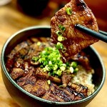 炭焼豚丼 豚野郎 - 豚肉は厚みは6mm、正方形気味に整えられてお箸で掴みやすい。