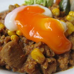 三日月 - スパイシーなカレーに温玉がぴったり