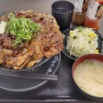 Densetsu No Sutadonya - でっかいどうすた丼(飯増し・期間限定)+プチサラダ