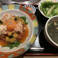 牛刺しと焼肉 仔虎 クリスロード店 - 海宝ユッケ丼ランチ