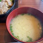 食家 - この日の定食のお味噌汁は玉ねぎの味噌汁です。