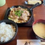 Tabeyouya - 暫く待つとジュージューと音を立てながら注文したカルビ鉄板定食７５０円の出来上がりです。