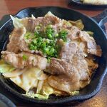 食家 - お肉は熱々鉄板に野菜に乗せられて運ばれてきました。
 