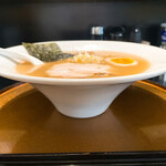 信濃神麺 烈士洵名 - 【2021年06月】白味噌麺＠900円、横から。スープをすすりにくいのでレンゲ使用しましょう(笑)。ちなみにスープはアツアツです。