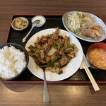 悦悦飯店 - ホルモン白菜炒め定食(880円)