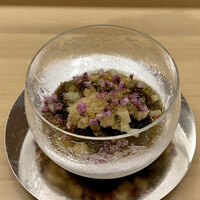 きざ㐂 - 能登の岩モズク
                    モズクの太さと食感の良さ、三杯酢の美味しさに連れも絶賛です♪
                    宇都宮産の新生姜をシャーベット状に、最初はシャリシャリと次第に溶けるのも楽しさがあります。
                    花穂紫蘇が良いアクセントです。