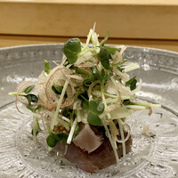 きざ㐂 - 気仙沼の鰹を燻製で
                    燻製にした鰹の豊かな香りと歯触りの良さ、生とは一味違う美味しさです。
                    茗荷や貝割れにネギがこんもりと、上から自家製のなんだっけなぁ〜をかけてます。
                    なんだっけなぁは不明ですが^^;