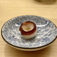 きざ㐂 - 蛸の吸盤焼き
                      大きさが分かりづらいと思いますが、割と大きな吸盤なのです。
                      醤油ベースのタレで漬け焼きにしたコリコリとした食感はつまみにピッタリ、もう少しちょうだいと言いたかったですけどね。