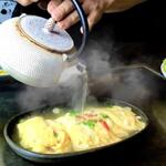 hiroshimaokonomiyakikoukouya - 料理写真:熱々の出汁を掛けて食べるだし巻き玉子