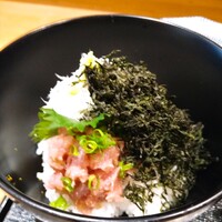 お料理 とみやま - ねぎとろ・釜揚げしらすの2色丼御膳　ご飯少なめ