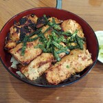 とゝや - 焼鳥ツクネ丼。盛大に焦げてます(>_<)