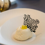 プレゼンテ スギ - 2021.6 新玉ねぎとフォアグラ（泡状の新玉葱、新玉葱の炭化チュイル、フォアグラムース、オリーブオイルいくら）