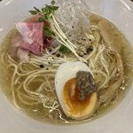ベスパ食堂 - 白の豚塩そば　卵の上のマッシュルームペーストを溶かして味変で食べれます。